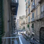 Dante Square Napels